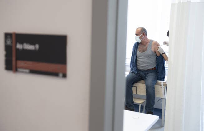 A nurse administers a Turkovac COVID-19 vaccine to a man at the Ankara City Hospital hospital, in Ankara Turkey, Januar 4, 2022. ( Copyright: AbdurrahmanxAntakyalix-xDepoxPho 17385729