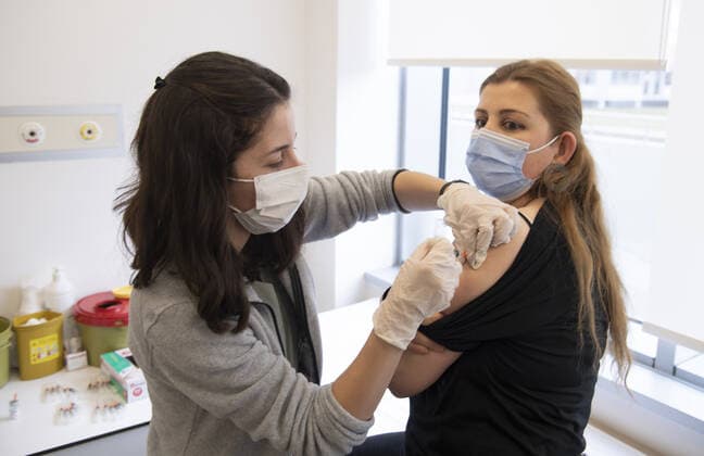 A nurse administers a Turkovac COVID-19 vaccine to a woman at the Ankara City Hospital hospital, in Ankara Turkey, Januar 4, 2022. ( Copyright: AbdurrahmanxAntakyalix-xDepoxPho 17385746