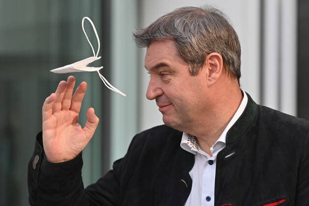 Markus SOEDER Ministerpraesident Bavaria and CSU chairman loses his with FP2 mask whirling through the air single picture,cropped single motif,portrait,portrait,Ministerpraesident Dr Markus Soeder receives the carol singers from the parish Fuerstenzell of the diocese Passau in the Orangery of the State Chancellery in Munich on 04 01 2022