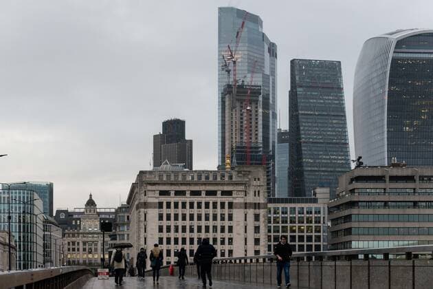 Back-To-Work Shutdown Workers cross London Bridge, with the City of London financial district seen behind, during the morning rush-hour, as the coronavirus disease (COVID-19) lockdown guidelines imposed by British government encourage working from home, London, Britain, 4 January 2022. London United Kingdom  Copyright: xMaciekxMusialekx originalFilename: musialek-backtowo220104_np5Dl.jpg