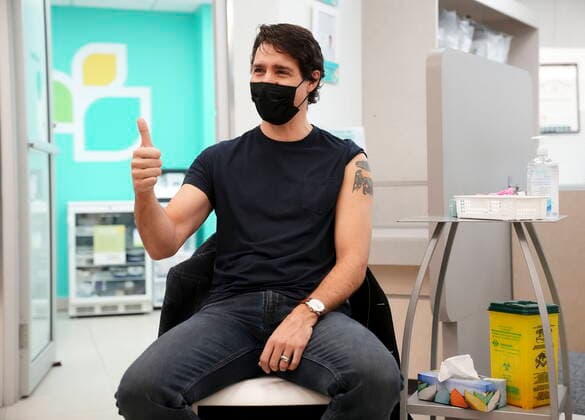 January 4, 2022, Ottawa, ON, Canada: Prime Minister Justin Trudeau receives his COVID-19 vaccine booster shot at a pharmacy in Ottawa on Tuesday, Jan. 4, 2022. Ottawa Canada  - ZUMAc35_ 20220104_zaf_c35_003 Copyright: xThexCanadianxPressx