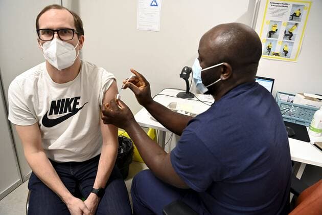 Man receiving his third covid-19 booster jab at the vaccine center in Espoo, Finland, on January 4, 2022. Espoo Finland  Copyright: xJussixNukarix LKLAPJ20220104152110W462