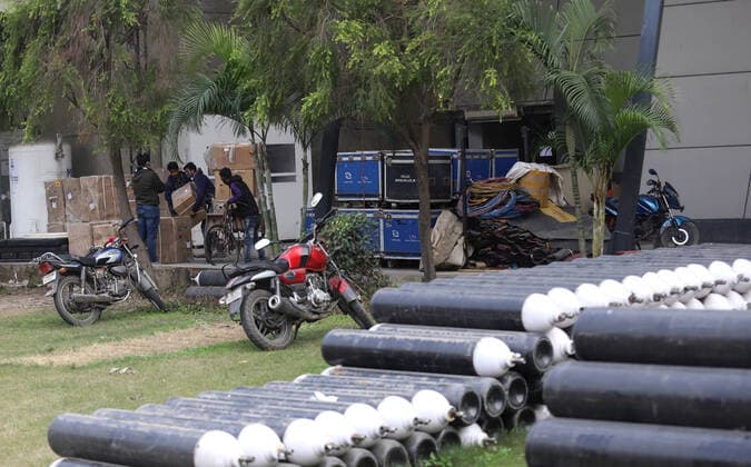 Coronavirus, Eindrücke aus Indien January 4, 2022, New Delhi, New Delhi, INDIA: Oxygen cylinders are stored inside a Covid-19 care centre at Commonwealth Games (CWG) Village sports complex in New Delhi, India, 04 January 2022, in New Delhi, India. Delhi reported 5,481 new cases of COVID-19. Delhi Disaster Management Authority (DDMA) on Tuesday decided to impose a weekend curfew in Delhi. India has reported 37,379 new Covid-19 cases, 124 deaths in 24 hours. New Delhi INDIA - ZUMAp176 20220104_zip_p176_017 Copyright: xVijayxPandeyx