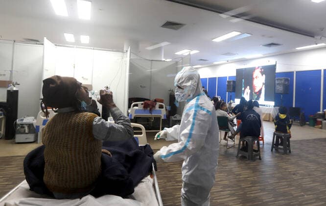 Coronavirus, Eindrücke aus Indien January 4, 2022, New Delhi, New Delhi, INDIA: Health workers in PPE kit attends COVID-19 infected patients at the Commonwealth Games (CWG) Covid care center, on January 04, 2022 in New Delhi, India. Delhi reported 5,481 new cases of COVID-19. Delhi Disaster Management Authority (DDMA) on Tuesday decided to impose a weekend curfew in Delhi. India has reported 37,379 new Covid-19 cases, 124 deaths in 24 hours. New Delhi INDIA - ZUMAp176 20220104_zip_p176_018 Copyright: xVijayxPandeyx
