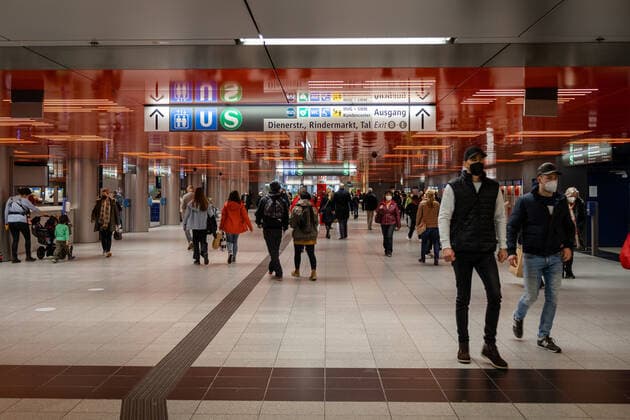 Marienplatz station during Omicron outbreak While cases of the Omicron variant of COVID-19 explode across Munich, Germany and the world, public spaces are still bustling on January 4, 2022. Shoppers must wear an FFP2 mask at all times and be able to show proof of being fully vaccinated. München Bayern Deutschland Copyright: xMychellexVincentxxxaal.photox