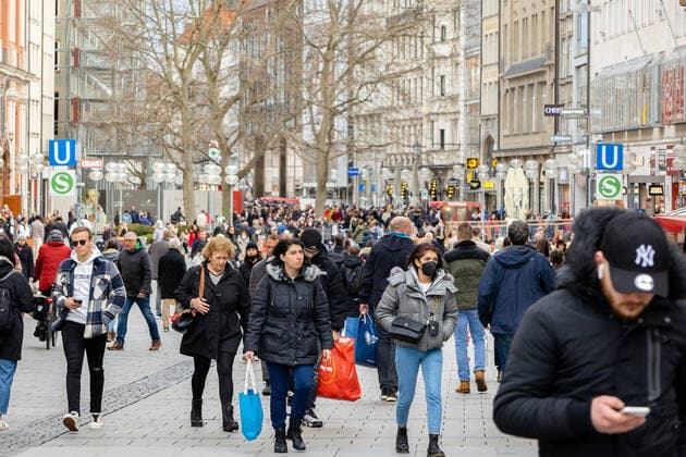 Shopping in Munich during Omicron outbreak While cases of the Omicron variant of COVID-19 explode across Munich, Germany and the world, public spaces are still bustling on January 4, 2022. Shoppers must wear an FFP2 mask at all times and be able to show proof of being fully vaccinated. München Bayern Deutschland Copyright: xMychellexVincentxxxaal.photox