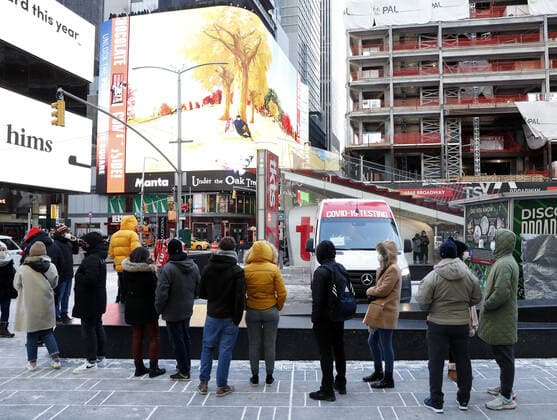 News Bilder des Tages People wait in line to be tested for COVID-19 at a mobil testing site parked Times Square in New York City on Tuesday, January 4, 2022. The United States continues to set records for positive COVID cases.  NYP20220104121 JohnxAngelillo