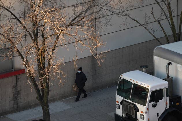 January 4, 2022, New York, New York, USA: A man wearing a mask walks down Eleventh Avenue as New York State COVID hospitalizations top 10,000 for the first time in 20 months as the CDC puts Omicron at up to 99% of all cases on January 4, 2022 in New York. New York USA - ZUMAb148 20220104_zap_b148_001 Copyright: xBryanxSmithx