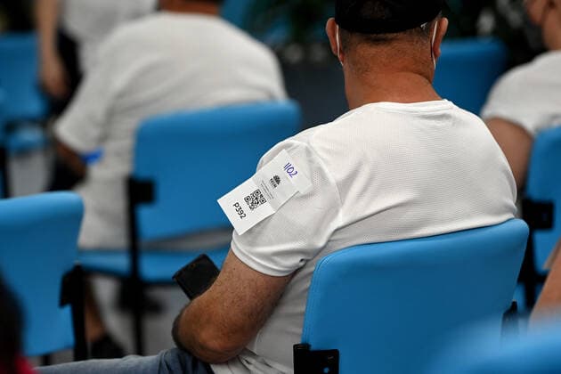 DOMINIC PERROTTET PRESSER, Members of the public wait in the observation area after receiving a COVID-19 vaccination at the South Western Sydney Vaccination Centre in Sydney, Wednesday, January 5, 2022. ( NO ARCHIVING, EDITORIAL USE ONLY, NO USE IN BOOKS WITHOUT CONSENT SYDNEY NSW AUSTRALIA  Copyright: xBIANCAxDExMARCHIx 20220105001610891701
