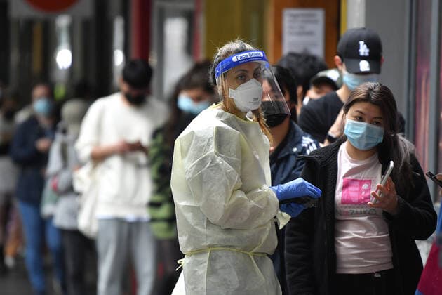 VICTORIA CORONAVIRUS COVID19, People queue at a walk-in COVID-19 testing site at in Melbourne, Wednesday, January 5, 2022. COVID-19 testing pressures in Victoria have prompted four private pathology labs to close 54 sites while they catch up on a backlog of results. ( NO ARCHIVING, EDITORIAL USE ONLY, NO USE IN BOOKS WITHOUT CONSENT MELBOURNE VIC AUSTRALIA  Copyright: xJOELxCARRETTx 20220105001610894795