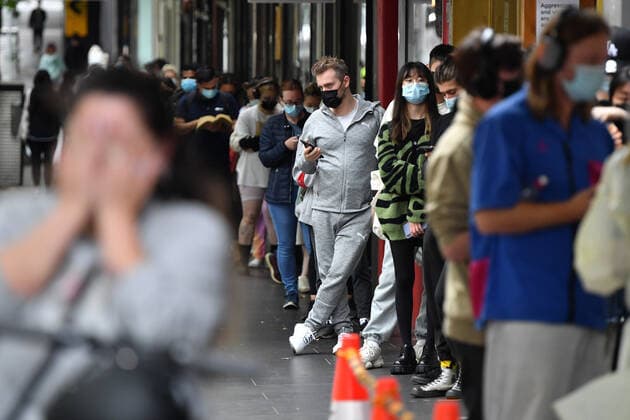 VICTORIA CORONAVIRUS COVID19, People queue at a walk-in COVID-19 testing site at in Melbourne, Wednesday, January 5, 2022. COVID-19 testing pressures in Victoria have prompted four private pathology labs to close 54 sites while they catch up on a backlog of results. ( NO ARCHIVING, EDITORIAL USE ONLY, NO USE IN BOOKS WITHOUT CONSENT MELBOURNE VIC AUSTRALIA  Copyright: xJOELxCARRETTx 20220105001610894872