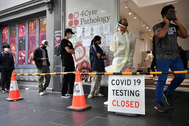 VICTORIA CORONAVIRUS COVID19, People queue at a walk-in COVID-19 testing site at in Melbourne, Wednesday, January 5, 2022. COVID-19 testing pressures in Victoria have prompted four private pathology labs to close 54 sites while they catch up on a backlog of results. ( NO ARCHIVING, EDITORIAL USE ONLY, NO USE IN BOOKS WITHOUT CONSENT MELBOURNE VIC AUSTRALIA  Copyright: xJOELxCARRETTx 20220105001610894984