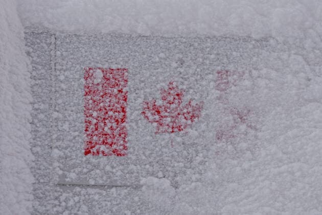 Kanada, Winter-Wetter in Edmonton Daily Life In Edmonton During The Covid-19 Pandemic A sign with the Canadian national flag covered with snow in front of the entrance to Canada Place, the main offices of the federal government in Edmonton. On Tuesday, January 4, 2021, in Edmonton, Alberta, Canada. Edmonton Canada  Copyright: xArturxWidakx originalFilename: widak-dailylif220104_np8pP.jpg