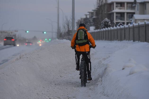 Kanada, Winter-Wetter in Edmonton Daily Life In Edmonton During The Covid-19 Pandemic A cyclist rides a sidewalk off Ellerslie Road in southwest Edmonton. The Edmonton area is experiencing another week of extreme cold conditions with temperatures below -26 C (day) and -35 C (night). On Tuesday, January 4, 2021, in Edmonton, Alberta, Canada. Edmonton Canada  Copyright: xArturxWidakx originalFilename: widak-dailylif220104_npsYQ.jpg