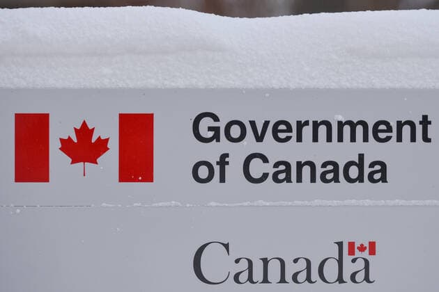 Kanada, Winter-Wetter in Edmonton Daily Life In Edmonton During The Covid-19 Pandemic A sign with the Canadian national flag in front of the entrance to Canada Place, the main offices of the federal government in Edmonton. On Tuesday, January 4, 2021, in Edmonton, Alberta, Canada. Edmonton Canada  Copyright: xArturxWidakx originalFilename: widak-dailylif220104_npt5u.jpg