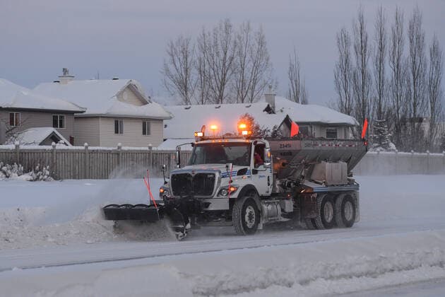 Kanada, Winter-Wetter in Edmonton Daily Life In Edmonton During The Covid-19 Pandemic A truck with snow plow blade seen on Ellerslie Road in the southwestern part of Edmonton. The Edmonton area is experiencing another week of extreme cold conditions with temperatures below -26 C (day) and -35 C (night). On Tuesday, January 4, 2021, in Edmonton, Alberta, Canada. Edmonton Canada  Copyright: xArturxWidakx originalFilename: widak-dailylif220104_npyUC.jpg