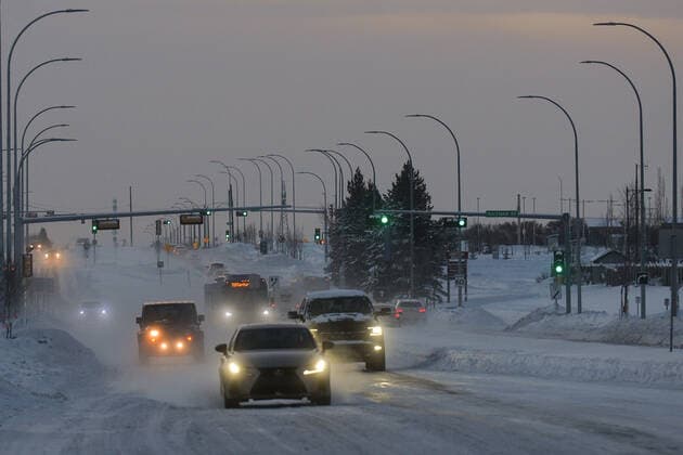 Kanada, Winter-Wetter in Edmonton Daily Life In Edmonton During The Covid-19 Pandemic Ellerslie Road in the southwestern part of Edmonton, covered in ice and snow, seen in the afternoon at temperatures as low as -27C. The Edmonton area is experiencing another week of extreme cold conditions with temperatures below -26 C (day) and -35 C (night). On Tuesday, January 4, 2021, in Edmonton, Alberta, Canada. Edmonton Canada  Copyright: xArturxWidakx originalFilename: widak-dailylif220104_npCtr.jpg