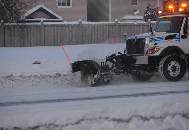 Kanada, Winter-Wetter in Edmonton Daily Life In Edmonton During The Covid-19 Pandemic A truck with snow plow blade seen on Ellerslie Road in the southwestern part of Edmonton. The Edmonton area is experiencing another week of extreme cold conditions with temperatures below -26 C (day) and -35 C (night). On Tuesday, January 4, 2021, in Edmonton, Alberta, Canada. Edmonton Canada  Copyright: xArturxWidakx originalFilename: widak-dailylif220104_npqjp.jpg
