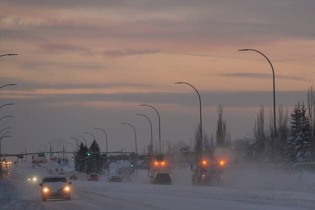 Kanada, Winter-Wetter in Edmonton Daily Life In Edmonton During The Covid-19 Pandemic Ellerslie Road in the southwestern part of Edmonton, covered in ice and snow, seen in the afternoon at temperatures as low as -27C. The Edmonton area is experiencing another week of extreme cold conditions with temperatures below -26 C (day) and -35 C (night). On Tuesday, January 4, 2021, in Edmonton, Alberta, Canada. Edmonton Canada  Copyright: xArturxWidakx originalFilename: widak-dailylif220104_npqs2.jpg