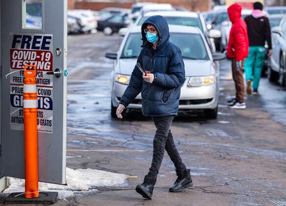 Coronavirus in den USA, Eindrücke aus Illinois (220104) -- ILLINOIS (U.S.), Jan. 4, 2022 -- A medical worker collects COVID-19 test samples at a pop-up COVID-19 testing site in Park Ridge, Illinois, the United States, on Jan. 4, 2022. More than 103,000 people are currently hospitalized with COVID-19 in the United States, the first time the total has reached six figures in nearly four months, CNN on Tuesday quoted the latest data from the U.S. Department of Health and Human Services as saying. (Photo by Xinhua) U.S.-ILLINOIS-COVID-19-TESTING JoelxLerner