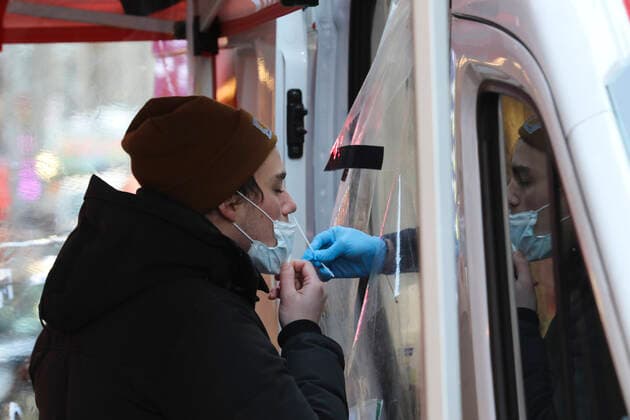 (220105) -- NEW YORK, Jan. 5, 2022 -- A man receives a COVID-19 test in New York, the United States, Jan. 4, 2022. Nearly all new U.S. COVID-19 cases last week were linked to the Omicron variant, the Centers for Disease Control and Prevention (CDC) reported on Tuesday, as the highly transmissible new strain has quickly overtaken the Delta variant and sparked new surges nationwide. ) U.S.-NEW YORK-COVID-19-OMICRON WangxYing 