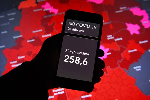 Coronavirus in Germany Covid 19 Dashboard of the Robert Koch Institute 05 01 2022, Robert Koch Institute 7 days Incidence 258.6 7 days Number of cases 215 078 COVID 19 cases 7 297 320 Addition by 58 9182 compared to the previous day COVID 19 deaths 112 925 Addition by 346 compared to the previous day xHDx