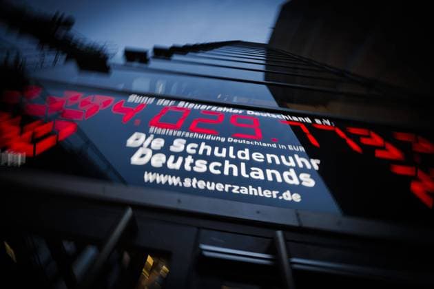 Die Schuldenuhr Deutschlands vom Bund der Steuerzahler Deutschland e.V. Berlin, 05.01.2022 Berlin Deutschland *** Germanys debt clock from the Taxpayers Association of Germany e V Berlin, 05 01 2022 Berlin Germany Copyright: xThomasxTrutschel photothek.dex