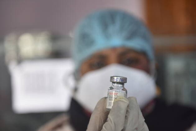Coronavirus, Eindrücke aus Indien India has started covid-19 vaccination for 15 to 18 years India started covid-19 vaccination to 15 to 18 years old from 3rd of January 2022. These age group received indigenously-developed Bharat Biotech’s Covaxin as guidelines issued by the Union Health Ministry of India. The vaccination centers are government and private schools allocated. Kolkata West Bengal India Copyright: SukhomoyxSen