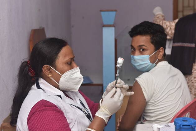 Coronavirus, Eindrücke aus Indien India has started covid-19 vaccination for 15 to 18 years India started covid-19 vaccination to 15 to 18 years old from 3rd of January 2022. These age group received indigenously-developed Bharat Biotech’s Covaxin as guidelines issued by the Union Health Ministry of India. The vaccination centers are government and private schools allocated. Kolkata West Bengal India Copyright: SukhomoyxSen