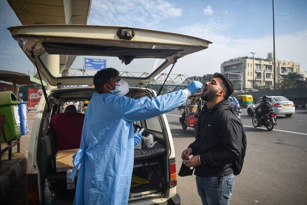 Coronavirus, Eindrücke aus Indien NEW DELHI, INDIA - JANUARY 4: A health worker takes the swab samples from the commuters to check for Covid-19 infection at Punjabi Bagh, on January 4, 2022 in New Delhi, India. (Photo by Sanchit Khanna Hindustan Times ) Daily Life Amid Coronavirus Pandemic In India