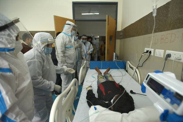 Coronavirus, Eindrücke aus Indien NOIDA, INDIA - JANUARY 4: A view of a mock drill conducted by the Noida health department in wake of the rising Covid-19 cases, at CHC Bhangel, Sector 102, on January 4, 2022 in Noida, India. (Photo by Sunil Ghosh Hindustan Times ) Daily Life Amid Coronavirus Pandemic In India