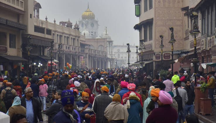 Coronavirus, Eindrücke aus Indien AMRITSAR, INDIA - JANUARY 4: People are seen not wearing face masks and not adhering to social distancing norms at Heritage Street, on January 4, 2022 in Amritsar, India. Punjab government has imposed Night Curfew from 10 PM to 9 AM in the view of rising cases of Covid-19 Omicron variant. (Photo by Sameer Sehgal Hindustan Times ) Daily Life Amid Coronavirus Pandemic In India