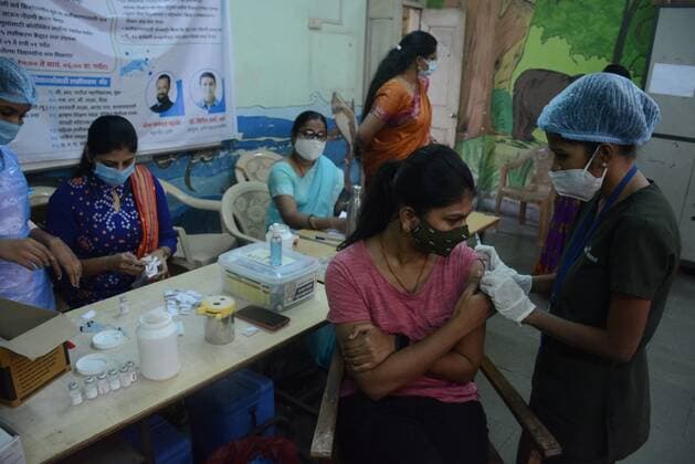 Coronavirus, Eindrücke aus Indien MUMBAI, INDIA - JANUARY 4: Students get inoculated against Covid-19 on the second day of a vaccination drive for teenagers in the 15-18 age group at TMC s Brahman Vidyalaya vaccination centre, in Thane, on January 4, 2022 in Mumbai, India. (Photo by Praful Gangurde Hindustan Times ) Daily Life Amid Coronavirus Pandemic In India