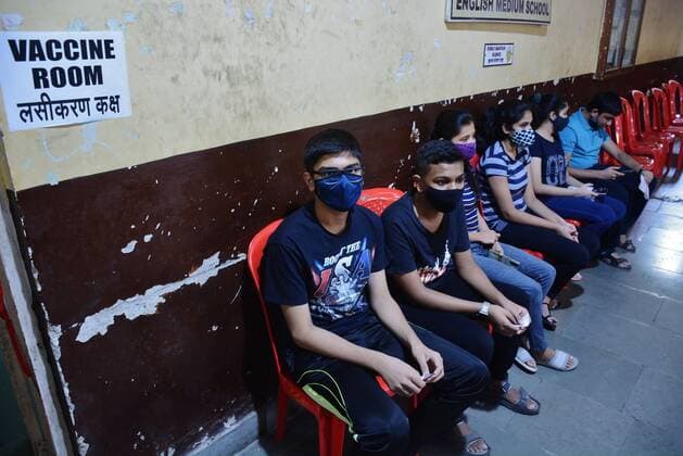 Coronavirus, Eindrücke aus Indien MUMBAI, INDIA - JANUARY 4: Students wait to get inoculated against Covid-19 on the second day of a vaccination drive for teenagers in the 15-18 age group at TMC s Brahman Vidyalaya vaccination centre, in Thane, on January 4, 2022 in Mumbai, India. (Photo by Praful Gangurde Hindustan Times ) Daily Life Amid Coronavirus Pandemic In India