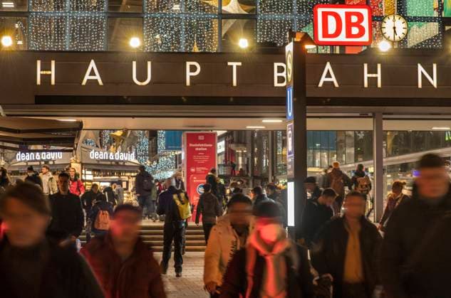 Münchner Hauptbahnhof, Reisende und Passanten am südlichen Ausgang, 04.01.2022 abends DEU, Deutschland, München, 4. Januar 2022, Münchener Hauptbahnhof, Reisende und Passanten am südlichen Eingang, Ausgang, Blick in die Bahnhofshalle, DB, Deutsche Bahn, früher Abend, Coronakrise, Pandemie, Winter, Januar 2022, Bayern, bayerisch, Querformat, *** Munich main station, travellers and passers-by at the southern exit, 04 01 2022 evening DEU, Germany, Munich, 4 January 2022, Munich main station, travellers and passers-by at the southern entrance, exit, view into the station concourse, DB, Deutsche Bahn, early evening, corona crisis, pandemic, winter, January 2022, Bavaria, Bavarian, landscape format,