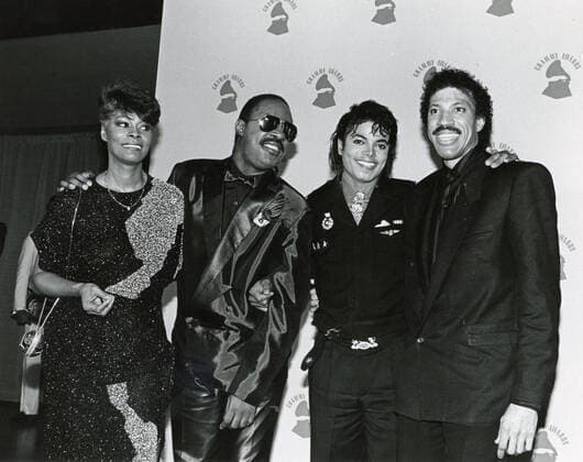 Michael Jackson Los Angeles.CA.USA. LIBRARY. Dionne Warwick, Stevie Wonder, Michael Jackson and Lionel Richie. Grammy Awards. 26th February 1986 UPDATED:03.01.2022 LMK30-SLIB030122PBOR-001 