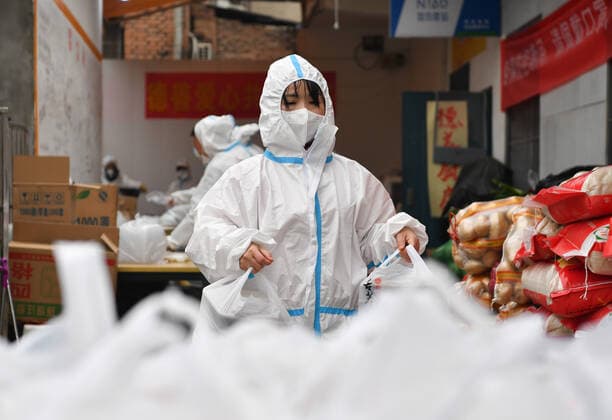 (220105) -- XI AN, Jan. 5, 2022 -- Volunteers package foods for delivery at Deshan shared kitchen in Yanta District of Xi an, northwest China s Shaanxi Province, Jan. 4, 2022. Located in Yanta District of Xi an, Deshan shared kitchen was run as an anti-cancer kitchen , providing convenience for cancer patients and their families to cook meals. Xu Kai, founder of the shared kitchen, transformed this anti-cancer kitchen into a fight-against-epidemic kitchen after the city has been hit by the recent COVID-19 resurgence. Up to now, more than 30 volunteers have joined the food delivery activities of the kitchen to help not only cancer patients and their families who are stranded in Xi an, but also some personnel who work for the preventi