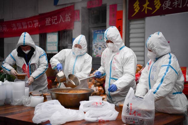 (220105) -- XI AN, Jan. 5, 2022 -- Volunteers package foods for delivery at Deshan shared kitchen in Yanta District of Xi an, northwest China s Shaanxi Province, Jan. 4, 2022. Located in Yanta District of Xi an, Deshan shared kitchen was run as an anti-cancer kitchen , providing convenience for cancer patients and their families to cook meals. Xu Kai, founder of the shared kitchen, transformed this anti-cancer kitchen into a fight-against-epidemic kitchen after the city has been hit by the recent COVID-19 resurgence. Up to now, more than 30 volunteers have joined the food delivery activities of the kitchen to help not only cancer patients and their families who are stranded in Xi an, but also some personnel who work for the preventi