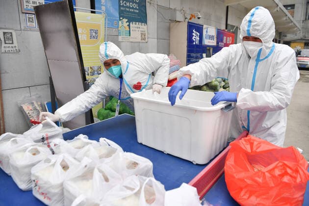 (220105) -- XI AN, Jan. 5, 2022 -- Volunteers package foods for delivery at Deshan shared kitchen in Yanta District of Xi an, northwest China s Shaanxi Province, Jan. 4, 2022. Located in Yanta District of Xi an, Deshan shared kitchen was run as an anti-cancer kitchen , providing convenience for cancer patients and their families to cook meals. Xu Kai, founder of the shared kitchen, transformed this anti-cancer kitchen into a fight-against-epidemic kitchen after the city has been hit by the recent COVID-19 resurgence. Up to now, more than 30 volunteers have joined the food delivery activities of the kitchen to help not only cancer patients and their families who are stranded in Xi an, but also some personnel who work for the preventi