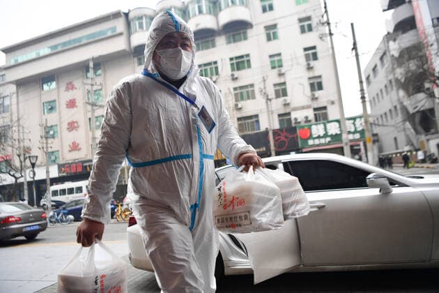 (220105) -- XI AN, Jan. 5, 2022 -- Volunteer Zhang Bo delivers foods in Beilin District of Xi an, northwest China s Shaanxi Province, Jan. 4, 2022. Located in Yanta District of Xi an, Deshan shared kitchen was run as an anti-cancer kitchen , providing convenience for cancer patients and their families to cook meals. Xu Kai, founder of the shared kitchen, transformed this anti-cancer kitchen into a fight-against-epidemic kitchen after the city has been hit by the recent COVID-19 resurgence. Up to now, more than 30 volunteers have joined the food delivery activities of the kitchen to help not only cancer patients and their families who are stranded in Xi an, but also some personnel who work for the prevention and control of the COVID-