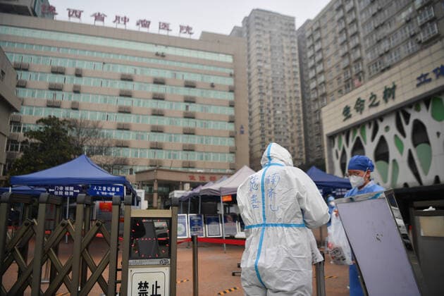 (220105) -- XI AN, Jan. 5, 2022 -- A volunteer delivers foods to a nurse at Shaanxi Provincial Cancer Hospital in Yanta District of Xi an, northwest China s Shaanxi Province, Jan. 5, 2022. Located in Yanta District of Xi an, Deshan shared kitchen was run as an anti-cancer kitchen , providing convenience for cancer patients and their families to cook meals. Xu Kai, founder of the shared kitchen, transformed this anti-cancer kitchen into a fight-against-epidemic kitchen after the city has been hit by the recent COVID-19 resurgence. Up to now, more than 30 volunteers have joined the food delivery activities of the kitchen to help not only cancer patients and their families who are stranded in Xi an, but also some personnel who work for