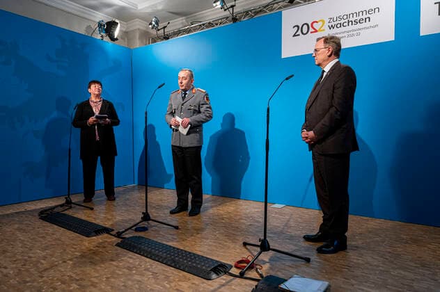 PRESS CONFERENCE GENERAL MAJOR CARSTEN BREUER AND MINISTER PRESIDENT BODO RAMELOW 05 01 2022 Erfurt Media statement by the head of the Corona Crisis Staff in the Federal Chancellery, Major General Carsten Breuer, and Minister President Bodo Ramelow in Erfurts Haus Dacheröden on 5 January 2022 The deputy government spokesperson of the Free
