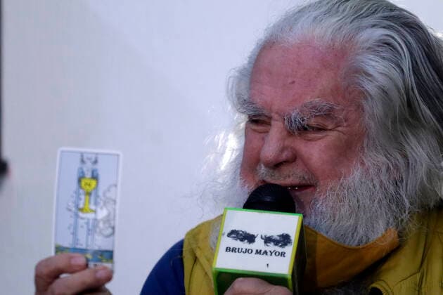 News Bilder des Tages Senior Witch Predictions To New Year 2022 MEXICO CITY, MEXICO - JAN 5, 2022: Antonio Vazquez, the soothsayer called Senior Witch during a press conference gives his predictions for the new year 2022 through card readings at his esoteric shop. On January 5, 2022 in Mexico City, Mexico. (Photo by Luis Barron Eyepix Group) Copyright: xLuisxBarronx xEyepixxGroupx EYEPIXGROUP_LB_05012022_53825