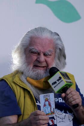 Senior Witch Predictions To New Year 2022 MEXICO CITY, MEXICO - JAN 5, 2022: Antonio Vazquez, the soothsayer called Senior Witch during a press conference gives his predictions for the new year 2022 through card readings at his esoteric shop. On January 5, 2022 in Mexico City, Mexico. (Photo by Luis Barron Eyepix Group) Copyright: xLuisxBarronx xEyepixxGroupx EYEPIXGROUP_LB_05012022_53830