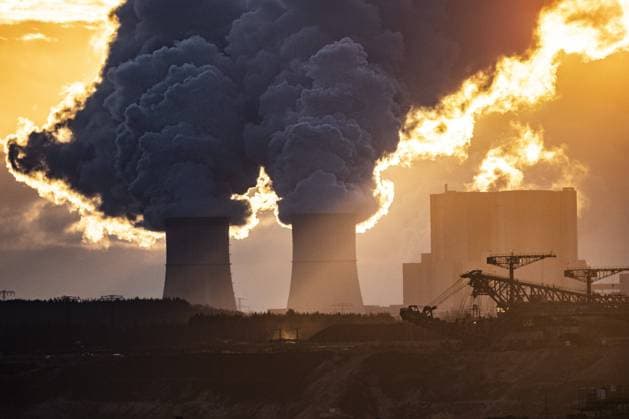 Das Kohlekraftwerk Schwarze Pumpe zeichnet sich vor der aufgehenden Sonne ab, aufgenommen in Neupetershain, 06.01.2022. Laut Fahrplan der Bundesregierung zum Kohleausstieg soll der letzte Block des Kraftwerks zum Ende des Jahres 2038 abgeschaltet werden. Neben Jaenschwalde und Boxberg ist Schwarze Pumpe eines von drei Kraftwerken in der Lausitz, deren wirtschaftliche Infrastruktur massgeblich von der Kohlefoerderung abhaenig ist. Neupetershain Deutschland *** The Schwarze Pumpe coal-fired power plant stands out against the rising sun, photographed in Neupetershain, 06 01 2022 According to the German governments roadmap for phasing out coal, the last unit of the power plant is to be shut down by the end of 2038 Along with Jaenschwalde and Copyright: xFlorianxGaertner photothek.dex