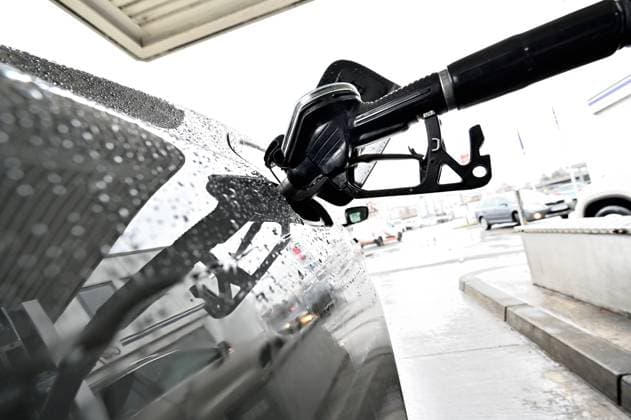 An der Tankstelle. Das Benzin wird mit der Zapfpistole in den Autotank gefüllt. Innsbruck Tirol Österreich *** At the gas station The gasoline is filled into the car tank with the nozzle Innsbruck Tirol Austria Copyright: xRolfxPossx