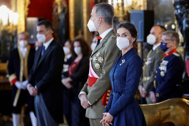 06-01-2022 Madrid Queen Letizia and King Felipe during a meeting wih officials from the government, the ministery of defence and the civil guards after the new year s military parade, the Pascua Militar Epiphany day 2022, at the Throne room in the royal palace in Madrid. Â  Copyright: xPPEx