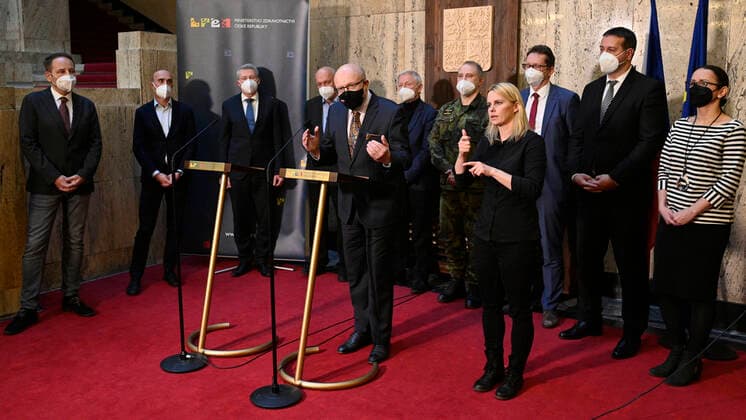 Coronavirus in Tschechien, PK zur Einrichtung des Nationalen Instituts zur Bekämpfung der Pandemie Czech Health Minister Vlastimil Valek, center, speaks during the press conference on establishment of National Institute for Tackling the Pandemic (NIZP), on January 6, 2021, in Prague, Czech Republic. (CTKxPhoto MichalxKamaryt) CTKPhotoP2022010605631  kmt 1