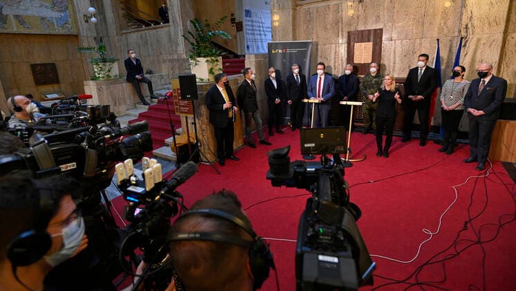 Coronavirus in Tschechien, PK zur Einrichtung des Nationalen Instituts zur Bekämpfung der Pandemie Czech Health Minister Vlastimil Valek, right, attends the press conference on establishment of National Institute for Tackling the Pandemic (NIZP), on January 6, 2021, in Prague, Czech Republic. (CTKxPhoto MichalxKamaryt) CTKPhotoP2022010605763  kmt