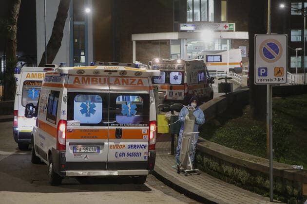 Coronavirus in Italien, Krankenwagen vor dem am Cotugno Krankenhaus in Neapel Ambulances lined up in front of the emergency room of the Cotugno Infectious hospital stormed due to the new wave of coronavirus infections, especially due to the Covid-19 Omicron variant.  Copyright: xSalvatorexLaportax xIPAx xKontrolabx